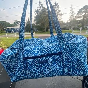 VERA BRADLEY DUFFLE
